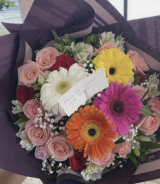 Ramo de Gerberas y rosas ,follajes variados