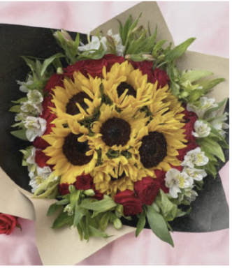 Ramo de rosas, girasoles y follaje