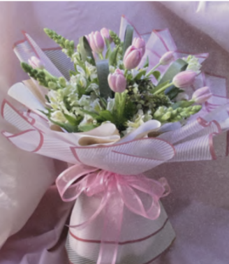 Ramo de tulipanes con follaje