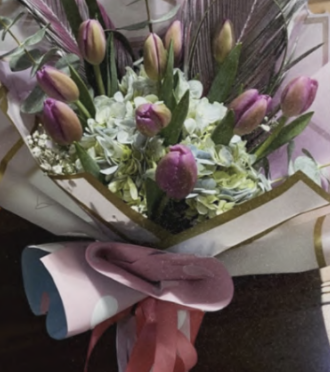 Ramo de tulipanes con follaje y hortensias