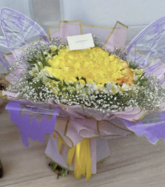 Ramo de 50 rosas con follaje y alas