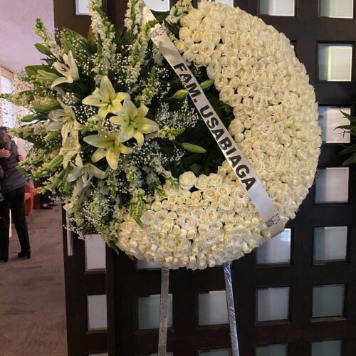 img_3908 Corona elegante de rosas blancas