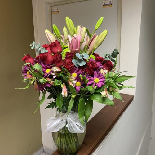 Arreglo grande de rosas y margaritas