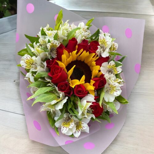 Ramo de girasol y rosas