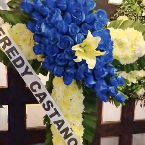 Cruz de rosas azules