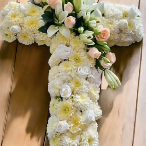 Cruz con rosas y lilis